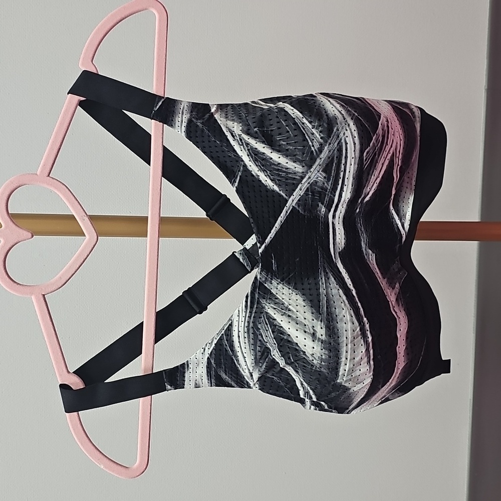 NWOT lightweight by Victoria's Secret sports bra